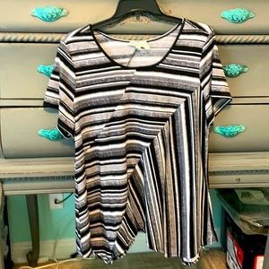 Cute comfy top! Casual dressy!